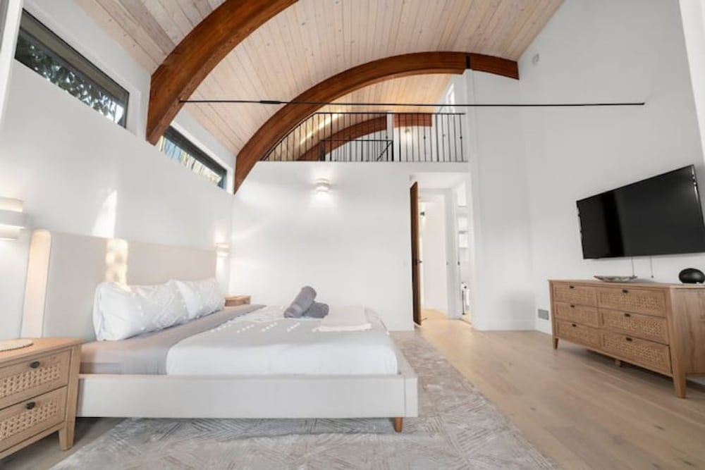 Newly Remodeled Luxury Waterfront Home On Venice Canal With Jacuzzi - Los Angeles, CA