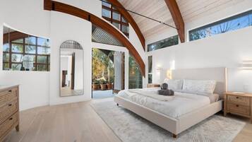 3 soveværelser, pengeskab på værelset, skrivebord, strygejern/strygebræt