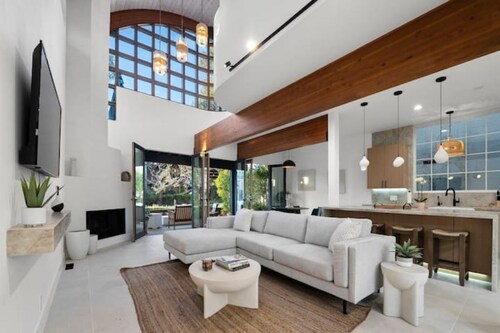 Newly Remodeled Luxury Waterfront Home on Venice Canal with Jacuzzi