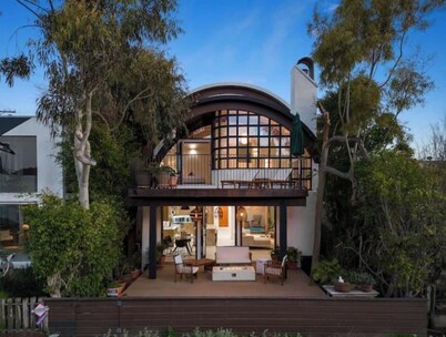 Newly Remodeled Luxury Waterfront Home on Venice Canal with Jacuzzi