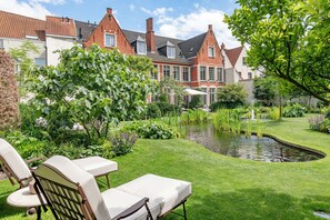 Hồ bơi ngoài trời, dù/ô trên bãi biển/hồ bơi, ghế dài tắm nắng 