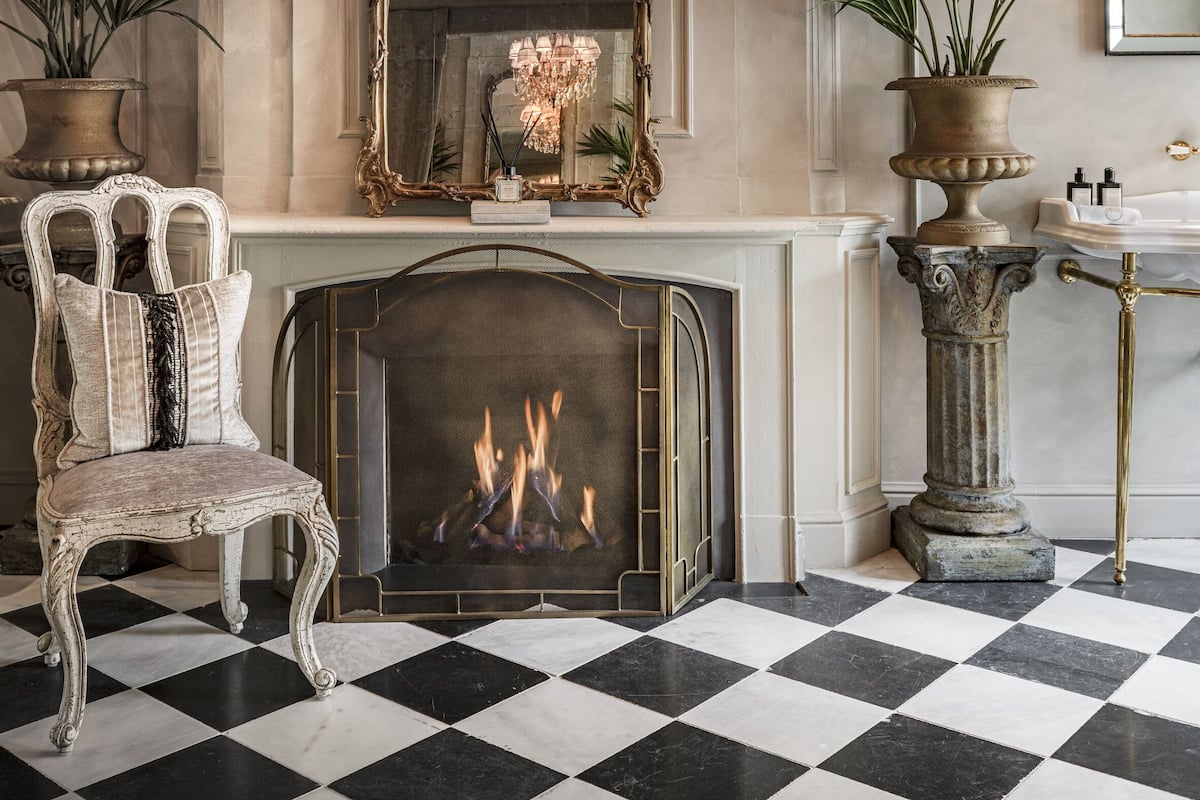 Hermitage Suite | Badkamer | Designer toiletartikelen, een haardroger, badjassen, pantoffels