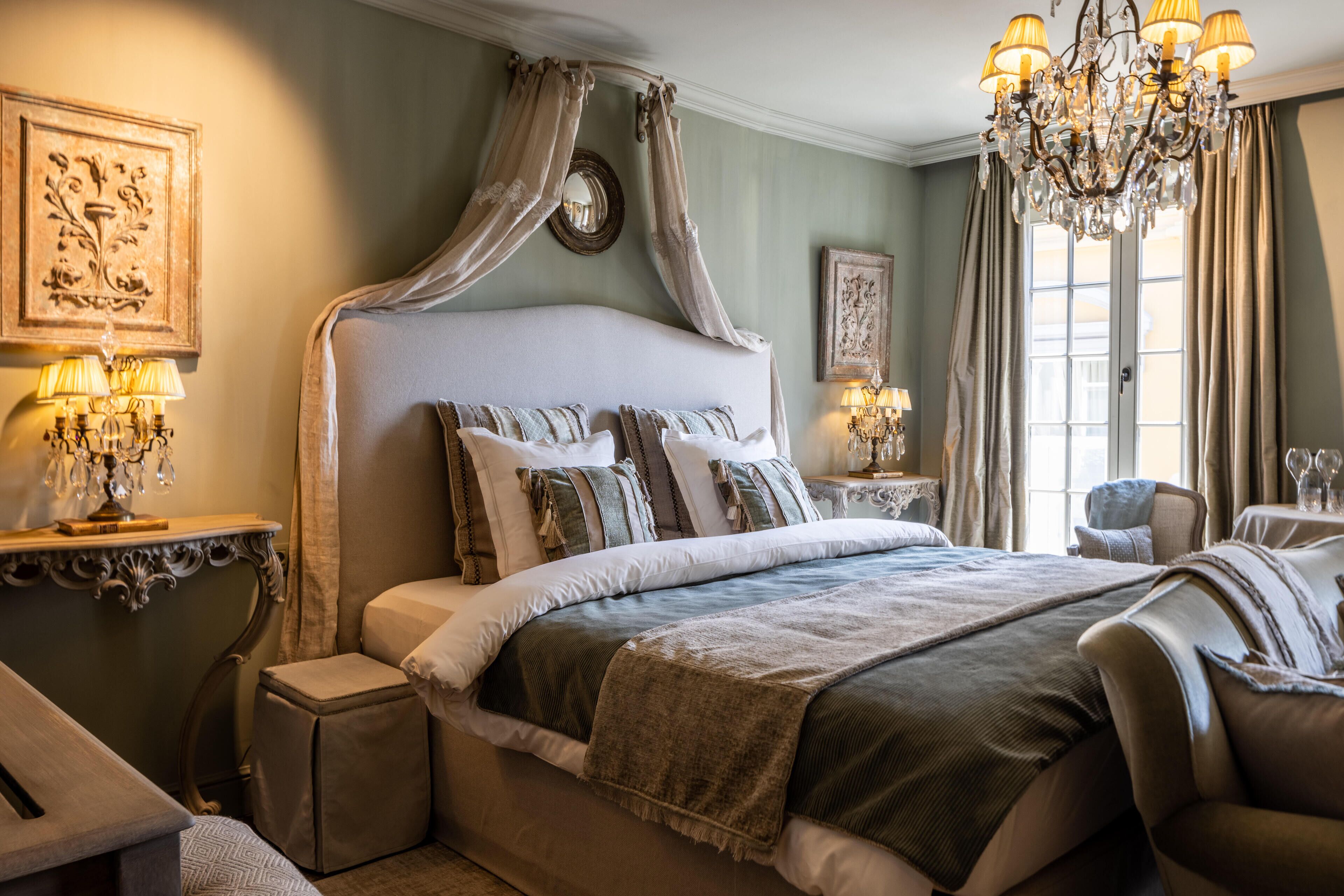 Classical Suite | Egyptian cotton sheets, premium bedding, pillowtop beds, minibar