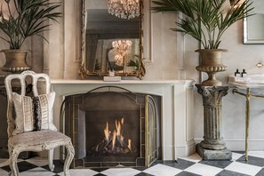 Hermitage Suite | Oppholdsområde | En 50-tommers smart-TV med digitale kanaler samt TV og peis