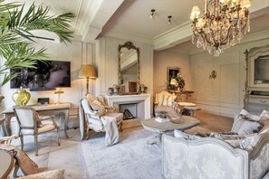 Presidential-Suite | Wohnbereich | 50-Zoll-Smart-TV mit Digitalempfang, Fernseher, Kamin