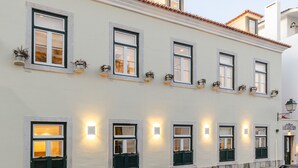 A multi-story building with multiple windows, some with shutters, and a tiled roof. - BCascais Boutique House by APT IIN - Cascais Center (Cascais)