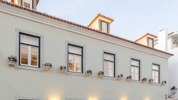 住宿正面 - 傍晚/夜晚