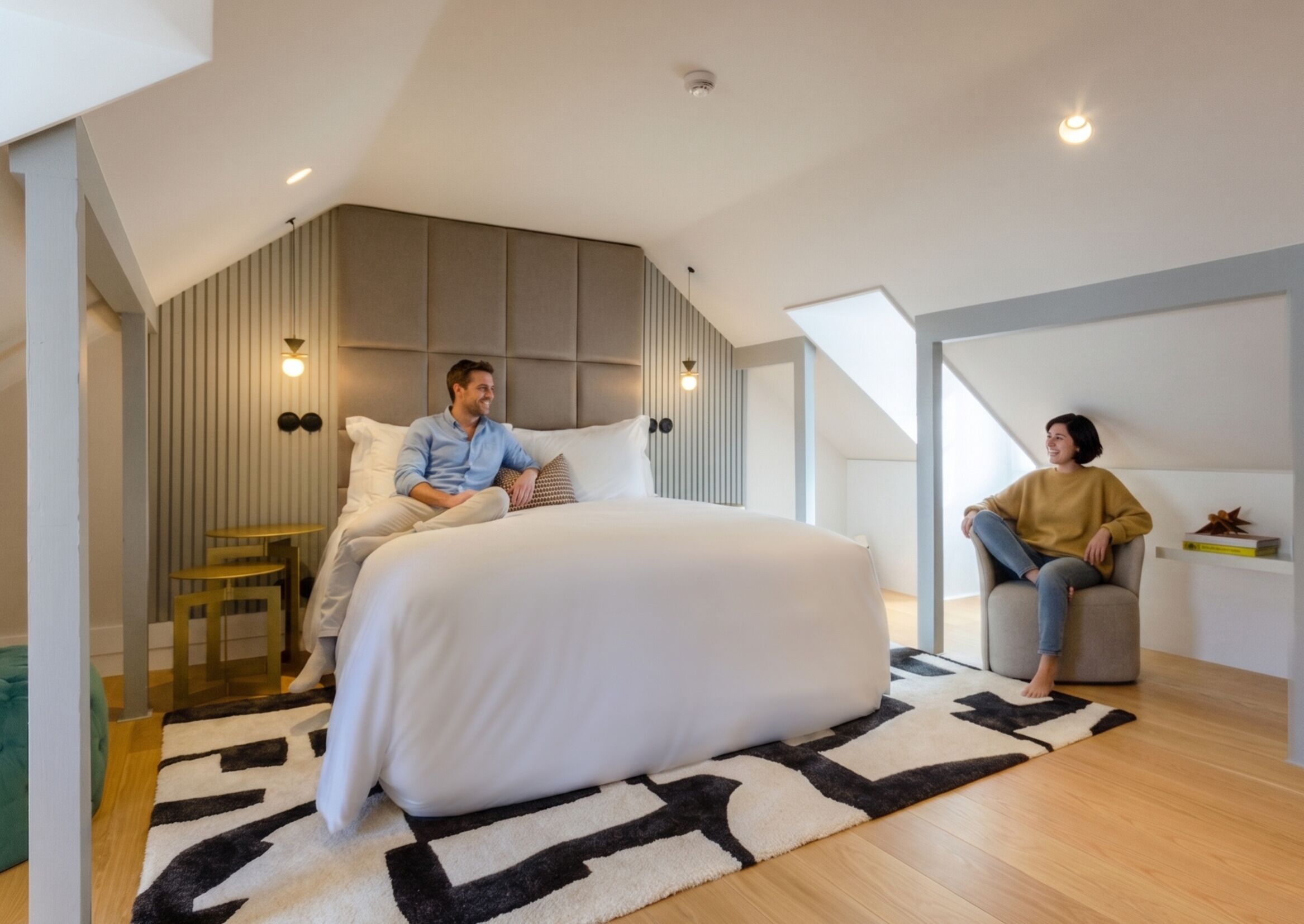 Ullakkohuoneisto | Työpöytä, äänieristys, silitysrauta/-lauta, vauvan matkasänky