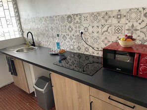 Kühlschrank, Mikrowelle, Herdplatte, Wasserkocher mit Kaffee-/Teezubehör