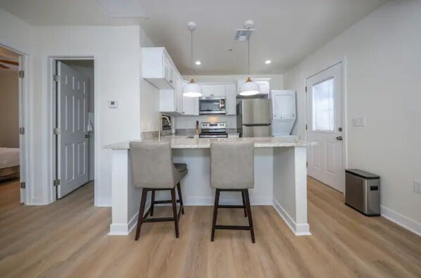 Køleskab, mikrobølgeovn, ovn, kogeplade