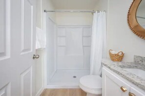 Shower, hair dryer, towels, soap - Gorgeous Guest House with Big Yard (Tucson)