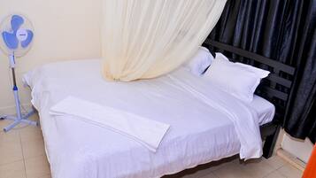 2 kamar tidur, dilengkapi dengan perabotan berbeda-beda, dan meja kerja