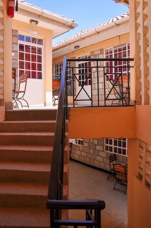 2 slaapkamers, individueel gemeubileerd, een bureau, een laptopwerkplek