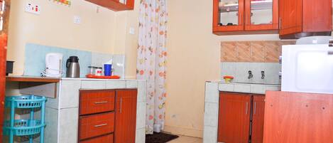 Geladeira, micro-ondas, cooktop, liquidificador