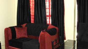 2 Schlafzimmer, individuell eingerichtet, Schreibtisch