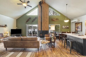 Smart-TV, Kamin, Tischfußball, Tischtennisplatte