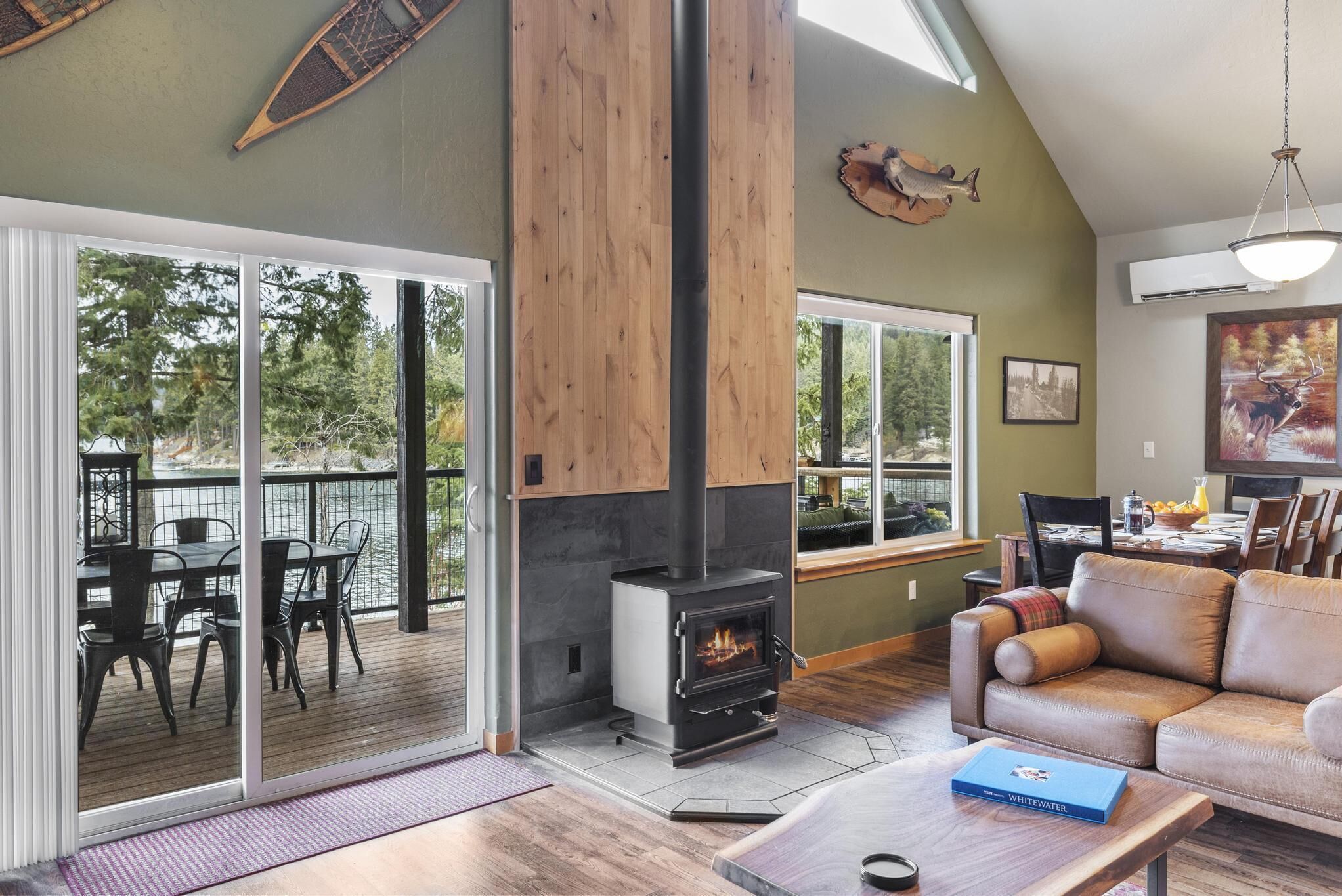 Una Smart TV, una chimenea, un futbolín, una mesa de tenis de mesa