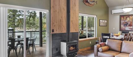 Una Smart TV, una chimenea, un futbolín, una mesa de tenis de mesa