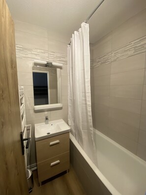 Séchoir à cheveux, savon, shampooing, papier de toilette