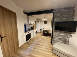 TV connectée, table de tennis de table, livres