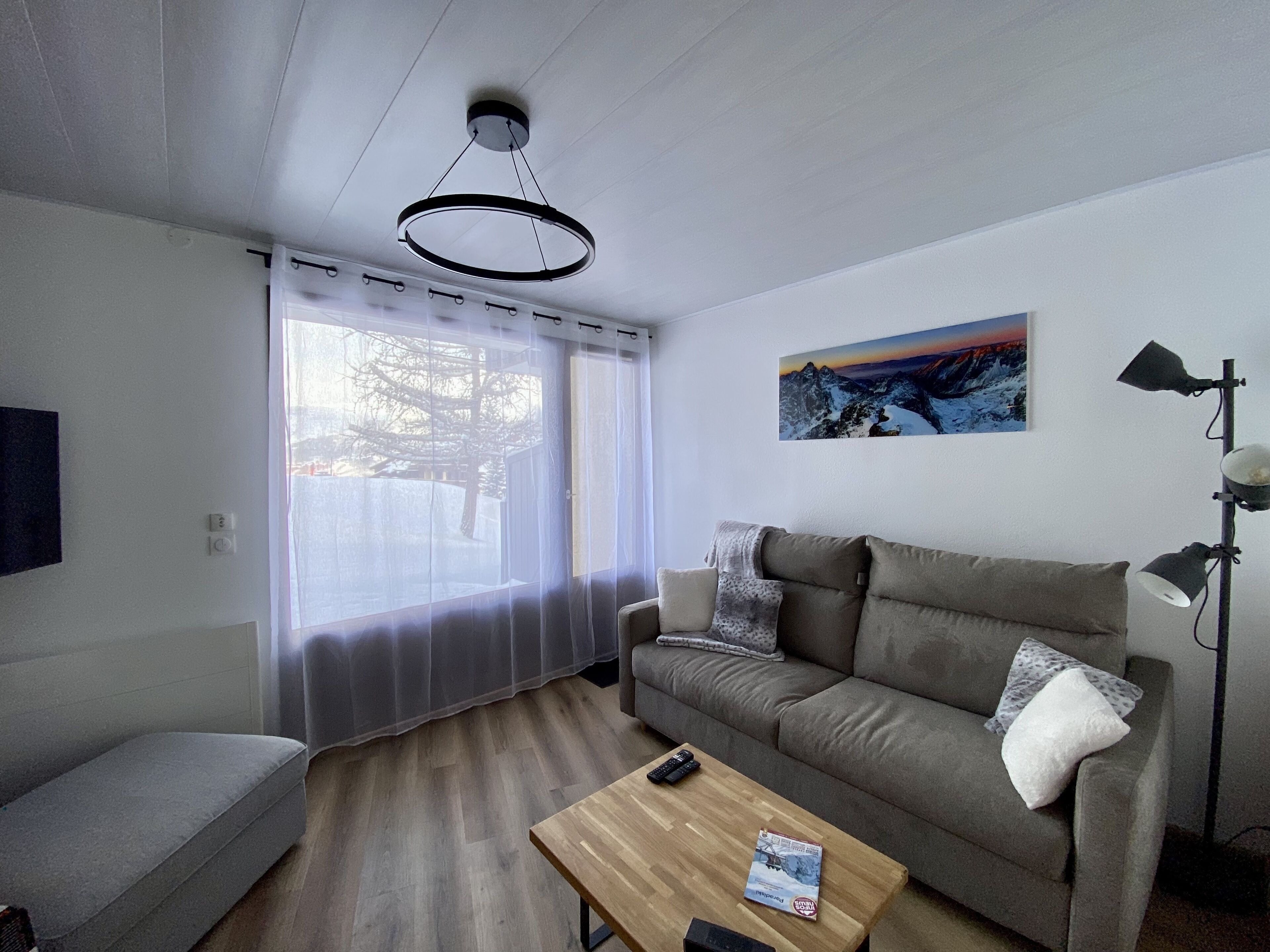 Smart-TV, Tischtennisplatte, Bücher