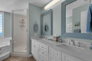 Combined shower/bathtub, jetted bath, hair dryer, towels