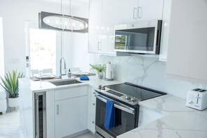 Frigorífico, microondas, horno y placa de cocina