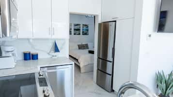 Geladeira, micro-ondas, fogão, cooktop