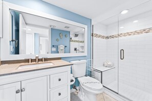 コンドミニアム ベッド (複数台) オーシャンビュー (604-E) | バスルーム | シャワー、ヘアドライヤー、タオル