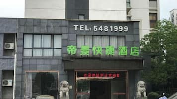 Un hotel con un número de contacto visible y un letrero en un idioma extranjero.