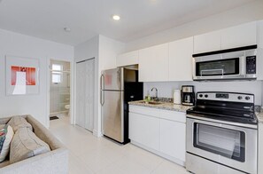 Private kitchen - Vibrant Wynwood Loft close to everything (Miami)