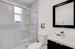 Apartamento | Banheiro | Chuveiro, produtos de toalete grátis, secador de cabelo 
