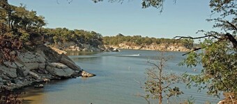 Cabin in the woods- Minutes from Lake Texoma, Red River, and Choctaw Casino. 
