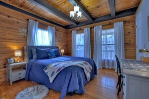 3 bedrooms, desk, WiFi, bed sheets