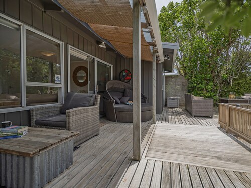 Kon Tiki Retreat - Whiritoa Beach Holiday Home