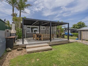 Outdoor dining - Kon Tiki Retreat - Whiritoa Beach Holiday Home (Whiritoa)