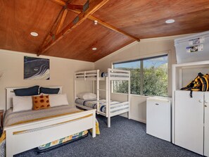 2 bedrooms, WiFi, bed sheets - Kon Tiki Retreat - Whiritoa Beach Holiday Home (Whiritoa)