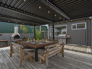 Outdoor dining - Kon Tiki Retreat - Whiritoa Beach Holiday Home (Whiritoa)