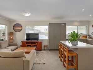 TV - Kon Tiki Retreat - Whiritoa Beach Holiday Home (Whiritoa)