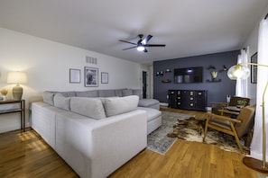 Smart TV, foosball - NEW Modern Cabin in Luray: Firepit, Allows Dogs, NEW Hot Tub, 5 acres, Game Room (Luray)