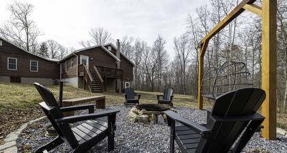 NEW Modern Cabin in Luray: Firepit, Allows Dogs, NEW Hot Tub, 5 acres, Game Room