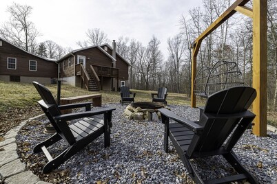 NEW Modern Cabin in Luray: Firepit, Allows Dogs, NEW Hot Tub, 5 acres, Game Room