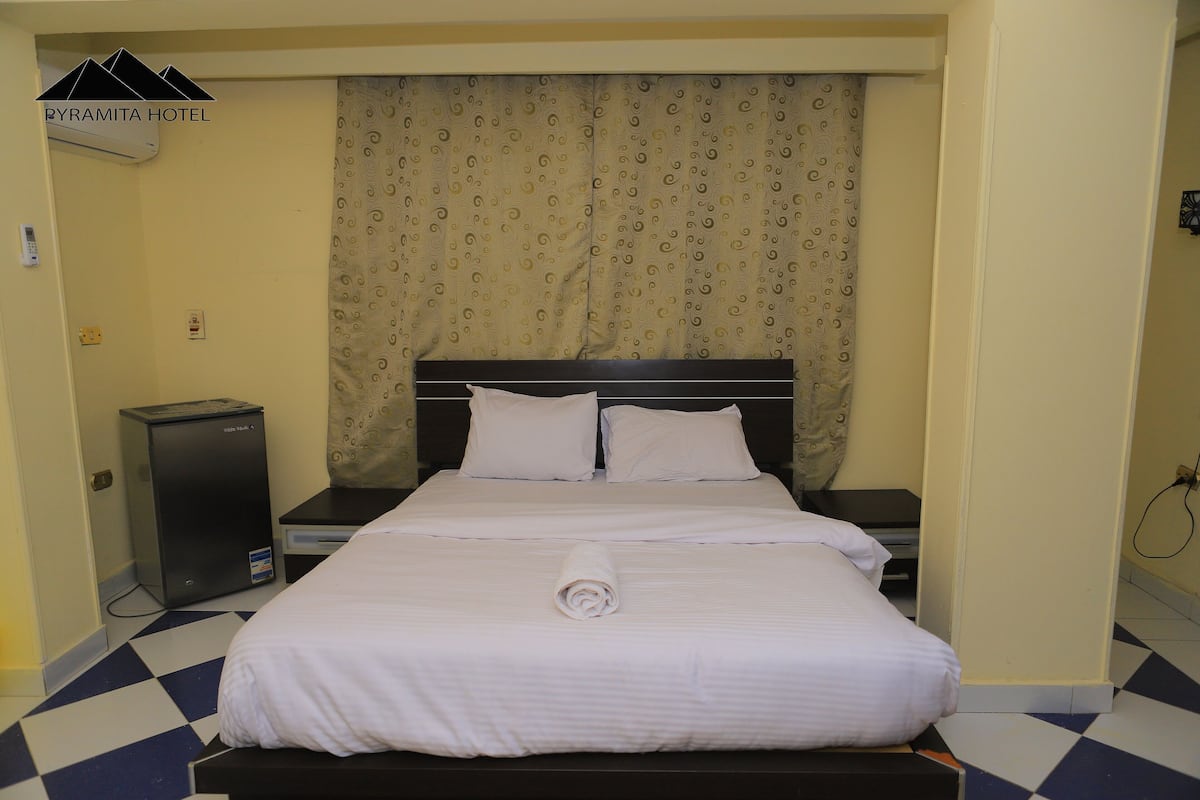 Single Room Ensuite | 각각 다른 스타일의 인테리어, 책상, 노트북 작업 공간, 무료 WiFi