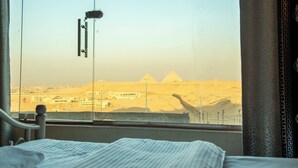 A hotel room with a view of the pyramids. -  Pyramita Hotel (Giza)