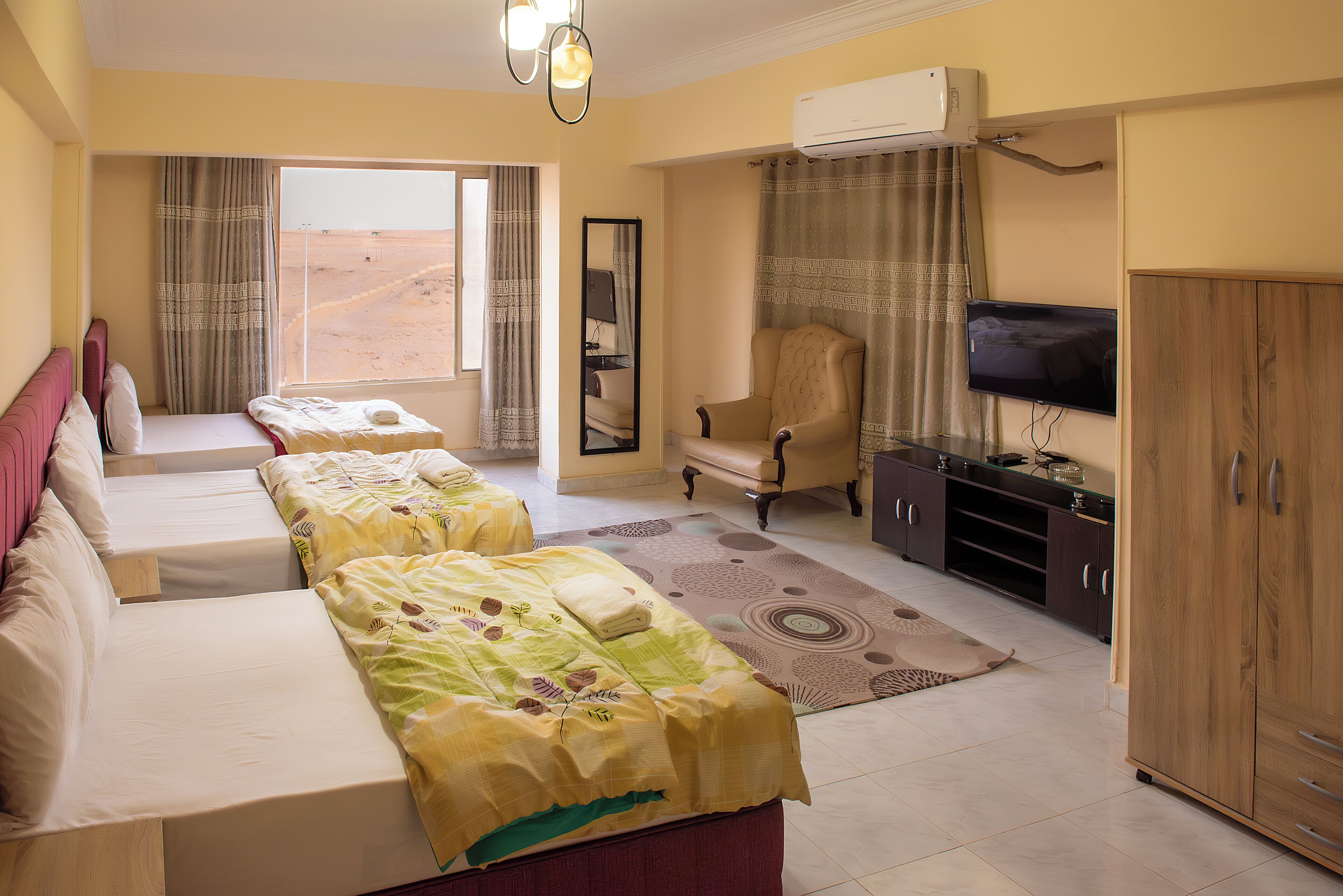 Luxury Triple Room With Pyramids View | Υποαλλεργικά κλινοσκεπάσματα, μοναδική διακόσμηση, γραφείο 