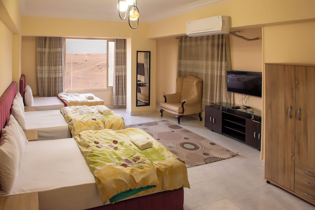 Luxury Triple Room With Pyramids View | Con stile personalizzato, una scrivania, postazione laptop