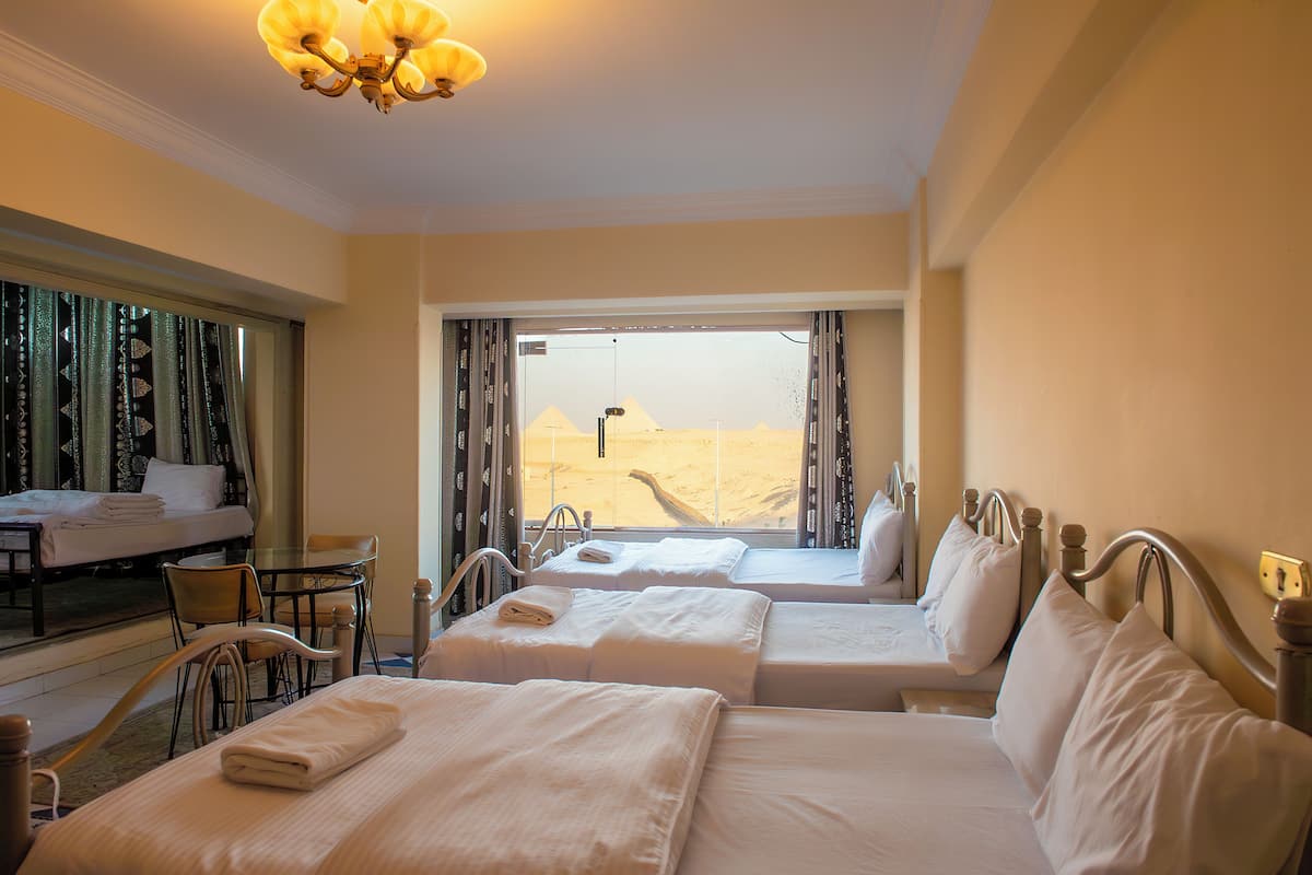 Quadrupla Royal, letti multipli | Con stile personalizzato, una scrivania, postazione laptop