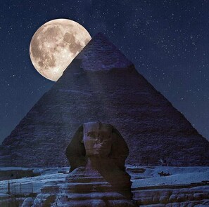 A pyramid under a night sky with a full moon. -  Pyramita Hotel (Giza)
