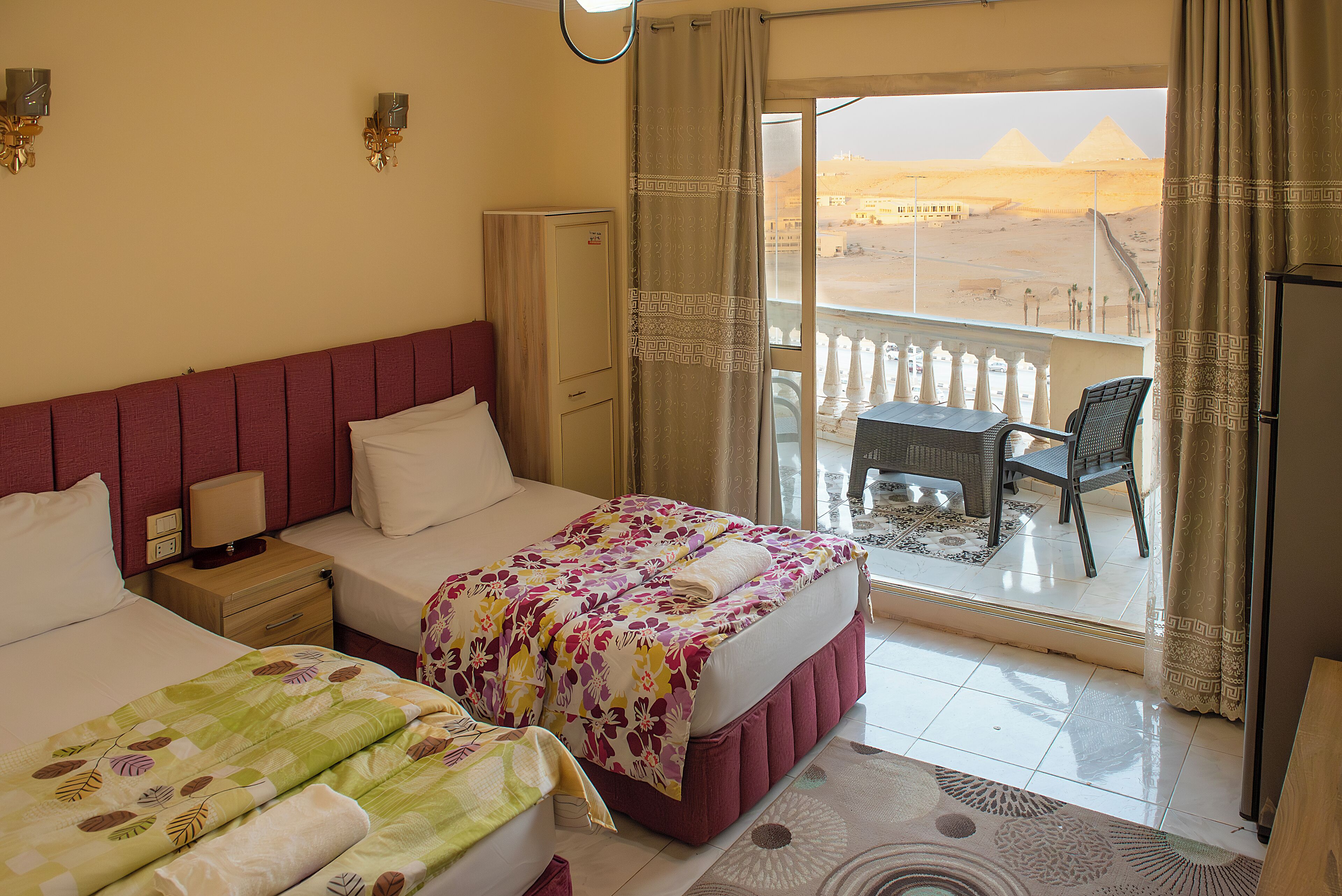 Twin Room, Pyramid view with Balcony | Υποαλλεργικά κλινοσκεπάσματα, μοναδική διακόσμηση, γραφείο 