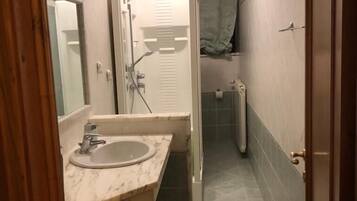 Douche, bidet, serviettes fournies, papier toilette